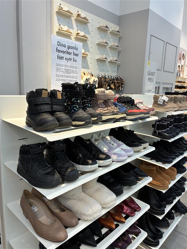 Återbrukade skor tar plats i butikshyllan
